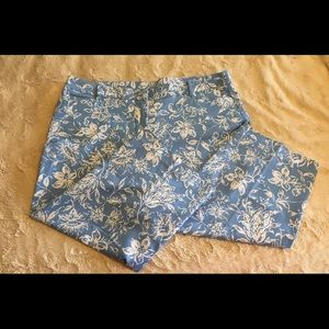 Briggs New York light blue and white capris pants